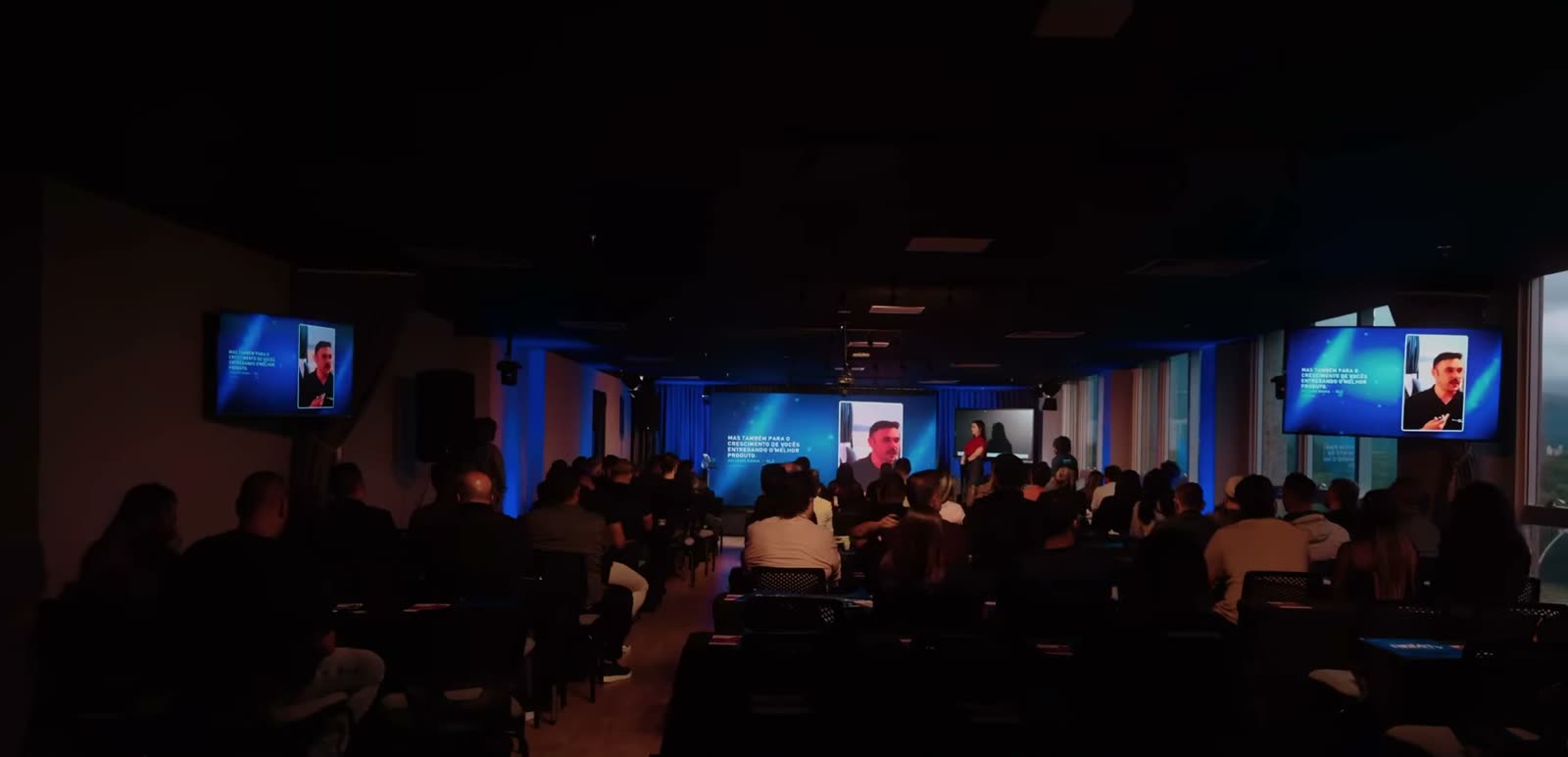 Visão do palco de qualquer lugar da sala
